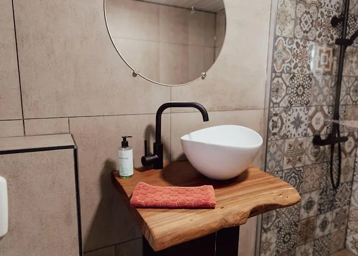 בית נופש Cosy With Private Garden *