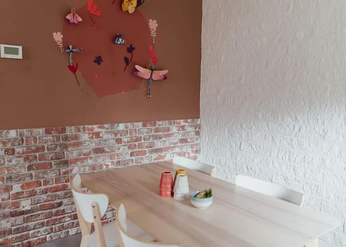 Cosy With Private Garden בית נופש