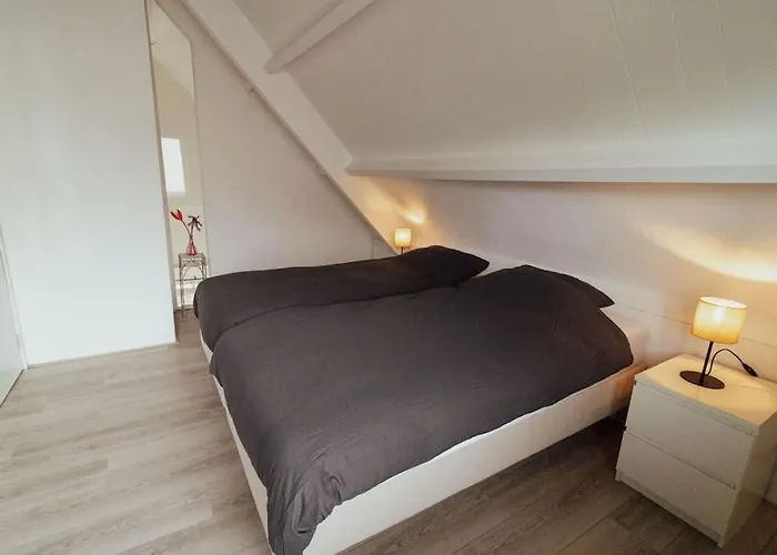 Vakantiehuis Cosy With Private Garden