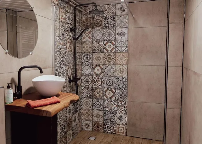 Cosy With Private Garden *