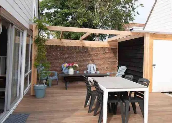 Cosy With Private Garden בית נופש